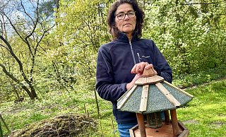 Elke Koch füttert die Vögel in ihrem Garten in Hövelhof derzeit nicht mehr. Sie will damit den Kontakt unter Meisen minimieren. - Jens Reddeker Elke Koch füttert die Vögel in ihrem Garten in Hövelhof derzeit nicht mehr. Sie will damit den Kontakt unter Meisen minimieren. - Jens Reddeker