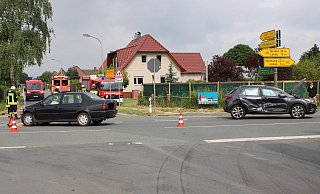 Der schwarze Kleinwagen rechts im Bild überschlug sich mindestens einmal - Polizei Minden-Lübbecke Der schwarze Kleinwagen rechts im Bild überschlug sich mindestens einmal - Polizei Minden-Lübbecke