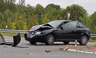 Auch ein wartender Audi wurde schwer beschädigt. - Svenja Ludwig Auch ein wartender Audi wurde schwer beschädigt. - Svenja Ludwig