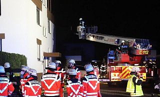 Die Feuerwehr ist mit einem Großaufgebot vor Ort. - Charlotte Mahncke Die Feuerwehr ist mit einem Großaufgebot vor Ort. - Charlotte Mahncke