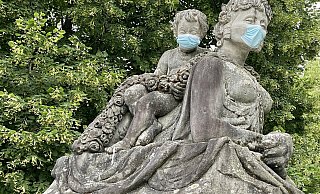 Auch wenn die beiden Sphinxe auf dem Kurhausvorplatz Tag und Nacht damit beschäftigt sind, das Areal zu bewachen, achten sie dabei trotzdem auf die Corona-Vorschriften. - Elke Niedringhaus-Haasper Auch wenn die beiden Sphinxe auf dem Kurhausvorplatz Tag und Nacht damit beschäftigt sind, das Areal zu bewachen, achten sie dabei trotzdem auf die Corona-Vorschriften. - Elke Niedringhaus-Haasper