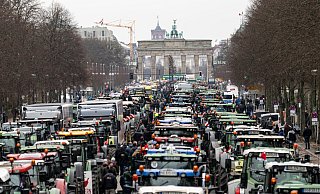Landwirte nahmen bereits im Dezember an einer Demonstration des Deutschen Bauernverbandes unter dem Motto "Zu viel ist zu viel! Jetzt ist Schluss!" vor dem Brandenburger Tor teil. - dpa Landwirte nahmen bereits im Dezember an einer Demonstration des Deutschen Bauernverbandes unter dem Motto "Zu viel ist zu viel! Jetzt ist Schluss!" vor dem Brandenburger Tor teil. - dpa