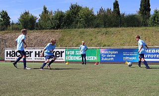 Die Teilnehmer des Fußball-Trainingslagers lernten auch Tricks, um sich in Unterzahl zu verteidigen. - Shannon-Lee Bendig Die Teilnehmer des Fußball-Trainingslagers lernten auch Tricks, um sich in Unterzahl zu verteidigen. - Shannon-Lee Bendig