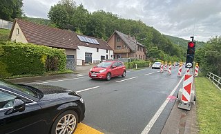 Engpass B 61: Auf der Bundesstraße zwischen Dehme und Porta werden Fahrbahn und Radweg saniert. Noch ist die Straße immerhin einseitig befahrbar, eine Baustellenampel regelt den Verkehr. - Jörg Stuke Engpass B 61: Auf der Bundesstraße zwischen Dehme und Porta werden Fahrbahn und Radweg saniert. Noch ist die Straße immerhin einseitig befahrbar, eine Baustellenampel regelt den Verkehr. - Jörg Stuke