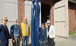 Timm Lindstedt, rechts neben ihm der Künstler Rainer Ern, Dorfgemeinchafts-Vorsitzender Helmut Öwermann, die Skulptur "Blue Hour", es folgen Lea und Karl Lindstedt. - Karsten Schulz Timm Lindstedt, rechts neben ihm der Künstler Rainer Ern, Dorfgemeinchafts-Vorsitzender Helmut Öwermann, die Skulptur "Blue Hour", es folgen Lea und Karl Lindstedt. - Karsten Schulz