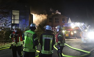 Das Feuer ist im ersten Obergeschoss ausgebrochen. - Charlotte Mahncke Das Feuer ist im ersten Obergeschoss ausgebrochen. - Charlotte Mahncke