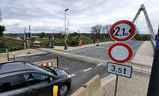 Erlaubt oder verboten: Vielen Autofahrern dürfte die tatsächliche Breite ihrer Fahrzeuge gar nicht bekannt sein. In den Fahrzeupapieren steht nämlich die Abmessung, die ohne Spiegel gemessen worden ist. - David Schellenberg Erlaubt oder verboten: Vielen Autofahrern dürfte die tatsächliche Breite ihrer Fahrzeuge gar nicht bekannt sein. In den Fahrzeupapieren steht nämlich die Abmessung, die ohne Spiegel gemessen worden ist. - David Schellenberg