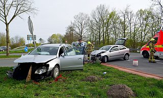 Beide Autos werden bei der Kollision erheblich beschädigt. - Ralph Meyer Beide Autos werden bei der Kollision erheblich beschädigt. - Ralph Meyer