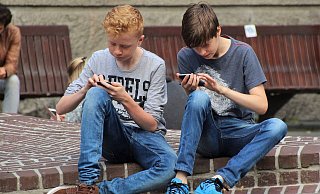 Blick nach unten: Smartphones sind für Kinder ein fesselnder Zeitvertreib. Die Finger davon zu lassen, ist schwer. In der Schule ist das ein Problem. - natureaddict/pixabay Blick nach unten: Smartphones sind für Kinder ein fesselnder Zeitvertreib. Die Finger davon zu lassen, ist schwer. In der Schule ist das ein Problem. - natureaddict/pixabay