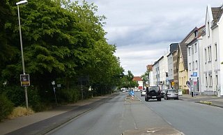 Auf dem leeren Sockel stand das Verkehrsschild. - Polizei Bielefeld Auf dem leeren Sockel stand das Verkehrsschild. - Polizei Bielefeld