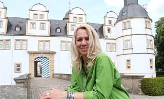 Petra Göbel mit ihrem ersten Buch "Pleitemöwe" vor dem Neuhäuser Schloss. - Holger Kosbab Petra Göbel mit ihrem ersten Buch "Pleitemöwe" vor dem Neuhäuser Schloss. - Holger Kosbab