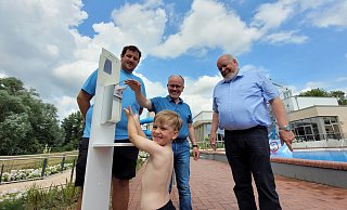 Der kleine Elias ist der erste Badegast, der sich am Sonnenmilchspender bedient. Bademeister Eike Henke (von links), Aqua-Fun-Geschäftsführer Oliver Weisheit und Bürgermeister Rüdiger Meier schauen dem Dreijährigen über die Schulter. - Florian Weyand Der kleine Elias ist der erste Badegast, der sich am Sonnenmilchspender bedient. Bademeister Eike Henke (von links), Aqua-Fun-Geschäftsführer Oliver Weisheit und Bürgermeister Rüdiger Meier schauen dem Dreijährigen über die Schulter. - Florian Weyand