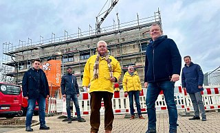 Partner an der Baustelle sind (v. l.) Ben Forteath vom Sanitätshaus Büscher, Ingo Dreker, Andreas Büscher, Investor Franz-Josef Dreker, Radiologe Karl-Friedrich Schünemann und Bürgermeister Ulrich Berger. - Jens Reddeker Partner an der Baustelle sind (v. l.) Ben Forteath vom Sanitätshaus Büscher, Ingo Dreker, Andreas Büscher, Investor Franz-Josef Dreker, Radiologe Karl-Friedrich Schünemann und Bürgermeister Ulrich Berger. - Jens Reddeker