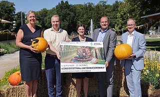Iris Brockmeier vom Vorstand der Spadaka Bad Lippspringe (v. l.), Bürgermeister Ulrich Lange, Gartenschau-Geschäftsführerin Rehana Rühmann, Thorsten Wolff (stellvertretender Vorstandsvorsitzender der Verbund-Volksbank OWL) und Burkhard Grenz (Leiter des Volksbank Beratungscenters Bad Lippspringe) freuen sich auf das Kürbisfestival. - www.PHOMAX.deDietmar Flach Iris Brockmeier vom Vorstand der Spadaka Bad Lippspringe (v. l.), Bürgermeister Ulrich Lange, Gartenschau-Geschäftsführerin Rehana Rühmann, Thorsten Wolff (stellvertretender Vorstandsvorsitzender der Verbund-Volksbank OWL) und Burkhard Grenz (Leiter des Volksbank Beratungscenters Bad Lippspringe) freuen sich auf das Kürbisfestival. - www.PHOMAX.deDietmar Flach