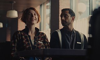 Jessie Buckley (l.) und Riz Ahmed in einer Szene aus "Fingernails". Der Science-Fiction-Streifen ist bei Apple TV+ verfügbar. - Apple TV+/dpa Jessie Buckley (l.) und Riz Ahmed in einer Szene aus "Fingernails". Der Science-Fiction-Streifen ist bei Apple TV+ verfügbar. - Apple TV+/dpa