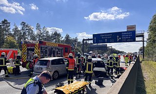 Mehrere Rettungswagen und Feuerwehrfahrzeuge sind zur Einsatzstelle auf der A2 geeilt. - Mike-Dennis Müller Mehrere Rettungswagen und Feuerwehrfahrzeuge sind zur Einsatzstelle auf der A2 geeilt. - Mike-Dennis Müller
