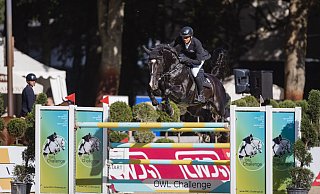Marco Kutscher triumphierte im vergangenen Jahr auf seinem erst neunjährigen Wallach Outrageous Charmer im Großen Preis von OWL. Nun ist er erneut in Paderborn am Start. - Johanna Milse/En Garde Marco Kutscher triumphierte im vergangenen Jahr auf seinem erst neunjährigen Wallach Outrageous Charmer im Großen Preis von OWL. Nun ist er erneut in Paderborn am Start. - Johanna Milse/En Garde
