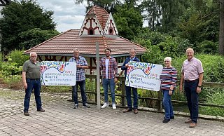 Die ersten Ortseingangsschilder werden abgeholt; Johannes Mönnekes (Lütmarsen; v. l.), Martin Remmeke (Ottbergen), Yannick Sielemann (Agentur Fee), Arnd Mathias (Vorstand Förderverein LGS), Christiana Mönnekes (Lütmarsen) und Thomas Schöning (Vorstand Förderverein LGS). - Förderverein Die ersten Ortseingangsschilder werden abgeholt; Johannes Mönnekes (Lütmarsen; v. l.), Martin Remmeke (Ottbergen), Yannick Sielemann (Agentur Fee), Arnd Mathias (Vorstand Förderverein LGS), Christiana Mönnekes (Lütmarsen) und Thomas Schöning (Vorstand Förderverein LGS). - Förderverein