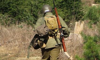 Ein junger Mann war in historischer US-Uniform – komplett mit Stahlhelm, Gewehr und Klappspaten – durch den Sennestädter Wald gewandert. - Privat Ein junger Mann war in historischer US-Uniform – komplett mit Stahlhelm, Gewehr und Klappspaten – durch den Sennestädter Wald gewandert. - Privat