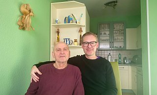 Vater Wieslaw und Sohn Viktor verstehen sich gut. Der bekannte Künstler, der in die USA ausgewandert ist, besucht seinen Vater regelmäßig in Espelkamp. - Karsten Schulz Vater Wieslaw und Sohn Viktor verstehen sich gut. Der bekannte Künstler, der in die USA ausgewandert ist, besucht seinen Vater regelmäßig in Espelkamp. - Karsten Schulz