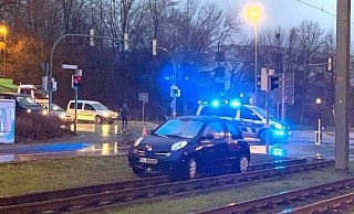 Die Straße ist – wie hinten sichtbar – von der Polizei gesperrt. Die Nissan-Fahrerin bog daraufhin zu früh ab. - Barbara Franke Die Straße ist – wie hinten sichtbar – von der Polizei gesperrt. Die Nissan-Fahrerin bog daraufhin zu früh ab. - Barbara Franke