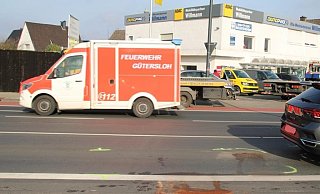 Polizei und Rettungskräfte sperrten die Verler Straße kurzzeitig. - Thorsten Heß Polizei und Rettungskräfte sperrten die Verler Straße kurzzeitig. - Thorsten Heß