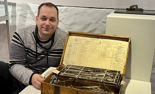 Das Truppenbesteck aus dem Ersten Weltkrieg, das Museumsleiter Jan-Nikolas Döllinger hier zeigt, ist einer der Hingucker in der Ausstellung. - Britta Bohnenkamp-Schmidt Das Truppenbesteck aus dem Ersten Weltkrieg, das Museumsleiter Jan-Nikolas Döllinger hier zeigt, ist einer der Hingucker in der Ausstellung. - Britta Bohnenkamp-Schmidt
