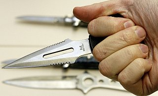 Die Polizei zeigt ein beschlagnahmtes Faustmesser. - Symbolfoto: picture alliance /dpa Die Polizei zeigt ein beschlagnahmtes Faustmesser. - Symbolfoto: picture alliance /dpa