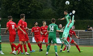 Gefährliche Situation im Theesener Strafraum. Keeper Florian Ernst wird in der Luft angegangen. Foto: Oliver Krato - Oliver Krato Gefährliche Situation im Theesener Strafraum. Keeper Florian Ernst wird in der Luft angegangen. Foto: Oliver Krato - Oliver Krato