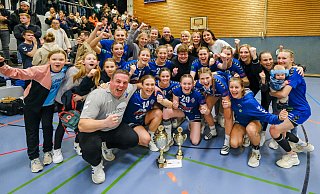 So sehen Siegerinnen aus: Die Frauen des TuS 97 Bielefeld-Jöllenbeck feiern ihren Erfolg im Endspiel des Handball-Kreispokal über das HT SF Senne. - Andreas Zobe So sehen Siegerinnen aus: Die Frauen des TuS 97 Bielefeld-Jöllenbeck feiern ihren Erfolg im Endspiel des Handball-Kreispokal über das HT SF Senne. - Andreas Zobe