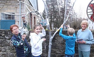 Greta (10) und Jarne (9) helfen Kreislandfrau Gaby Beckmann (l.) und Künstlerin Ingrid Heuchel bei der Vorbereitung der Bienenbau-Installation. - Burkhard Battran Greta (10) und Jarne (9) helfen Kreislandfrau Gaby Beckmann (l.) und Künstlerin Ingrid Heuchel bei der Vorbereitung der Bienenbau-Installation. - Burkhard Battran