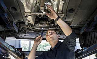Mit der HU wird sichergestellt, dass nur Fahrzeuge am Verkehr teilnehmen, die einwandfrei funktionieren und fachlich geprüft sind. - TÜV Nord Mit der HU wird sichergestellt, dass nur Fahrzeuge am Verkehr teilnehmen, die einwandfrei funktionieren und fachlich geprüft sind. - TÜV Nord