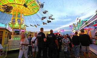 Die Präsenz der Polizistinnen und Polizisten wird von zahlreichen Besuchern des Marktes lobend kommentiert. Vielfach heißt es, sie fühlten sich sicher. - Ilka Gülker Die Präsenz der Polizistinnen und Polizisten wird von zahlreichen Besuchern des Marktes lobend kommentiert. Vielfach heißt es, sie fühlten sich sicher. - Ilka Gülker