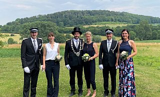 Matthias und Anna-Lena Helmes (v.l.) Königspaar Thomas Ostermann und Charlene Drewes, Jens und Corinna Kunstein. - David Schellenberg Matthias und Anna-Lena Helmes (v.l.) Königspaar Thomas Ostermann und Charlene Drewes, Jens und Corinna Kunstein. - David Schellenberg