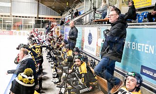 Von der Füssener Mannschaftsbank nach Ostwestfalen: Michael Bielefeld (stehend r.) wird wohl Nachfolger von Jeff Job auf der Bank der Ice Dragons. - BENEDIKT SIEGERT Von der Füssener Mannschaftsbank nach Ostwestfalen: Michael Bielefeld (stehend r.) wird wohl Nachfolger von Jeff Job auf der Bank der Ice Dragons. - BENEDIKT SIEGERT