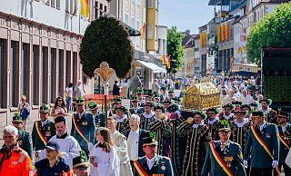Die Reliquien des Bistumspatrons Liborius wurden in einer Sakramentsprozession durch die Stadt getragen, wie hier am Kamp. - Besim Mazhiqi/Erzbistum Paderborn Die Reliquien des Bistumspatrons Liborius wurden in einer Sakramentsprozession durch die Stadt getragen, wie hier am Kamp. - Besim Mazhiqi/Erzbistum Paderborn