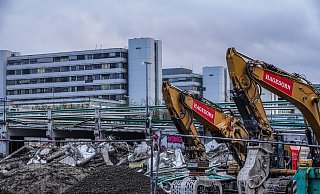 An der Universität Bielefeld sind jetzt auf einer weiteren Fläche die Abrissbagger angerollt. - Paul Brinkmann An der Universität Bielefeld sind jetzt auf einer weiteren Fläche die Abrissbagger angerollt. - Paul Brinkmann