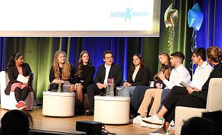 Die Stipendiatinnen und Stipendiaten Anjana Logeswaran, Johanna Florentine, Nicole Schwier, Abdurrahaman Eker, Andrada Larisa Okos, Mariia Shvydenko, Pares Dogan und Ahmed Malla Aref reden mit Moderatorin Julia Ures über ihre Zukunftsziele. - Celina Allard Die Stipendiatinnen und Stipendiaten Anjana Logeswaran, Johanna Florentine, Nicole Schwier, Abdurrahaman Eker, Andrada Larisa Okos, Mariia Shvydenko, Pares Dogan und Ahmed Malla Aref reden mit Moderatorin Julia Ures über ihre Zukunftsziele. - Celina Allard