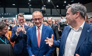 Friedrich Merz (Mitte) hat gut lachen, denn Hendrik Wüst (l.), Ministerpräsident von Nordrhein-Westfalen, und Markus Söder (CSU), Ministerpräsident von Bayern, haben ihn als CDU-Kanzlerkandidat vorgeschlagen. - Michael Kappeler/dpa Friedrich Merz (Mitte) hat gut lachen, denn Hendrik Wüst (l.), Ministerpräsident von Nordrhein-Westfalen, und Markus Söder (CSU), Ministerpräsident von Bayern, haben ihn als CDU-Kanzlerkandidat vorgeschlagen. - Michael Kappeler/dpa