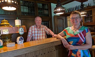 Bald wird es an der Theke ruhig sein. Dirk und Cornelia Wulfmeier öffnen am kommenden Sonntag ein letztes Mal ihr Restaurant im Bergfrieden. - Anja Hanneforth Bald wird es an der Theke ruhig sein. Dirk und Cornelia Wulfmeier öffnen am kommenden Sonntag ein letztes Mal ihr Restaurant im Bergfrieden. - Anja Hanneforth