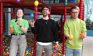 Zeigen, wie es geht: Jana (Springolino), Raphael (Popkorn) und Tobias (Springolino) - Miriam Savvidis Zeigen, wie es geht: Jana (Springolino), Raphael (Popkorn) und Tobias (Springolino) - Miriam Savvidis
