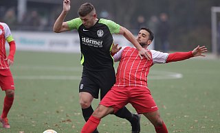 Durchgesetzt: Das hat sich hier Lohes Ricardo Squarra (l.) gegen Basam Hikmat Sulaiman (VfB). - Benjamin Bueschenfeld | benjamin@sportfoto-owl.de Durchgesetzt: Das hat sich hier Lohes Ricardo Squarra (l.) gegen Basam Hikmat Sulaiman (VfB). - Benjamin Bueschenfeld | benjamin@sportfoto-owl.de