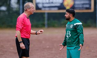 Hicrets Trainer Ugur Pamuk (r.), hier im Gespräch mit Schiedsrichter Volker Reck. Der ehemalige aserbaidschanische Nationalspieler ist nicht immer mit den Entscheidungen der Referees einverstanden. - Foto: Andreas Zobe/NW Hicrets Trainer Ugur Pamuk (r.), hier im Gespräch mit Schiedsrichter Volker Reck. Der ehemalige aserbaidschanische Nationalspieler ist nicht immer mit den Entscheidungen der Referees einverstanden. - Foto: Andreas Zobe/NW