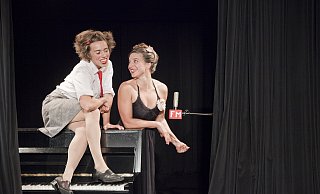 Das Duo Luna-tic tritt am Samstag und Sonntag ab 21.30 Uhr auf und zeigt ein Klavierakrobatikliederkabarett. - Nelli Roriguez Das Duo Luna-tic tritt am Samstag und Sonntag ab 21.30 Uhr auf und zeigt ein Klavierakrobatikliederkabarett. - Nelli Roriguez