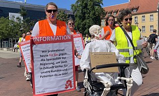Claudia Scherrer, Sprecherin der Apothekerschaft im Kreis Gütersloh, und Susanne Gehring, stellvertretende Kreisvertrauensapothekerin führten den Protestzug durch die Gütersloher Innenstadt an. - Lena Vanessa Niewald Claudia Scherrer, Sprecherin der Apothekerschaft im Kreis Gütersloh, und Susanne Gehring, stellvertretende Kreisvertrauensapothekerin führten den Protestzug durch die Gütersloher Innenstadt an. - Lena Vanessa Niewald