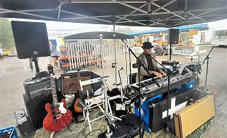 Pianist Lucas Michels trotzt dem Regen beim ersten Feierabendmarkt auf der Landesgartenschau. - Simone Flörke Pianist Lucas Michels trotzt dem Regen beim ersten Feierabendmarkt auf der Landesgartenschau. - Simone Flörke