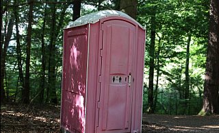 Insgesamt vier Mobil-Toiletten brannten auf einem Anhänger auf dem Schotterparkplatz Zur Gartenschau in Schloß Neuhaus. - Pixabay/Antranias Insgesamt vier Mobil-Toiletten brannten auf einem Anhänger auf dem Schotterparkplatz Zur Gartenschau in Schloß Neuhaus. - Pixabay/Antranias