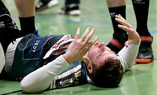 Mennighüffens Lukas Mailänder, hier direkt nach seiner schweren Knieverletzung, zugezogen im Heimspiel gegen den Soester TV am Sonntag, 23. Februar 2020. Im Oktober spielte er kurz wieder, doch die Schmerzen kamen zurück. - Jürgen Krüger Mennighüffens Lukas Mailänder, hier direkt nach seiner schweren Knieverletzung, zugezogen im Heimspiel gegen den Soester TV am Sonntag, 23. Februar 2020. Im Oktober spielte er kurz wieder, doch die Schmerzen kamen zurück. - Jürgen Krüger