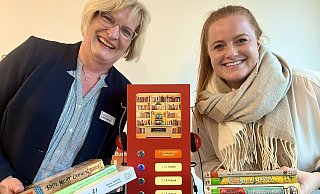 Claudia Jostwerner (l.), die Leiterin der Sennebücherei, ist glücklich, dass die Volksbank Delbrück-Rietberg, hier vertreten durch Stefanie Scherf, die Leihe des roten Buchfindomats finanziert hat. - Jens Reddeker Claudia Jostwerner (l.), die Leiterin der Sennebücherei, ist glücklich, dass die Volksbank Delbrück-Rietberg, hier vertreten durch Stefanie Scherf, die Leihe des roten Buchfindomats finanziert hat. - Jens Reddeker