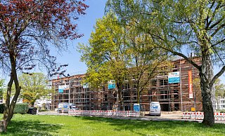 Im Frühjahr 2023 sollen die 24 öffentlich geförderten Wohnungen an der Siebenbürger Straße 38 fertiggestellt sein. Mehr als 21 Millionen Euro hat die Freie Scholle im Vorjahr investiert, davon 8,9 Millionen in Neubaumaßnahmen. - Freie Scholle Im Frühjahr 2023 sollen die 24 öffentlich geförderten Wohnungen an der Siebenbürger Straße 38 fertiggestellt sein. Mehr als 21 Millionen Euro hat die Freie Scholle im Vorjahr investiert, davon 8,9 Millionen in Neubaumaßnahmen. - Freie Scholle